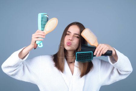 Téléchargez les photos : Beautiful woman with brush combing hair. Beauty girl with straight hair isolated on studio background. Woman hold hairbrush near face. Healthy hair. Hairstyle and hair care concept. Shiny hairs - en image libre de droit