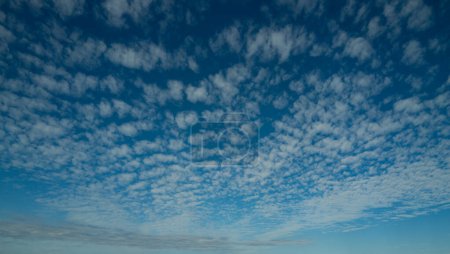 Foto de Verano cielo azul nube gradiente fondo. Cielo nublado. Paisaje azul ciano vívido en el horizonte de día de ambiente vista del horizonte. Nubes blancas sobre fondo de cielo blando. Cielo nublado blanco - Imagen libre de derechos