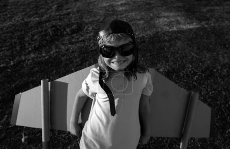 Téléchargez les photos : Portrait de l'enfant rêve de devenir un pilote de fusée. Concept d'imagination et de motivation - en image libre de droit