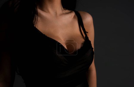 Téléchargez les photos : Sexy large breasts. Woman breas, boobs in bra, sensual tits. Beautiful naked body. Lingerie model. Closeup of sexy female boob in black bra - en image libre de droit
