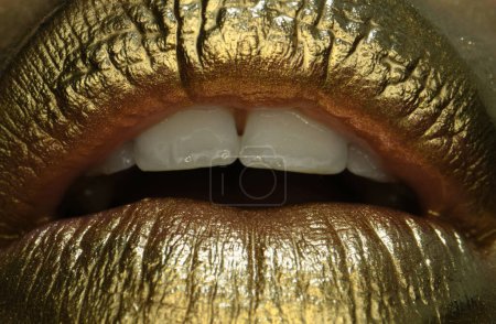 Téléchargez les photos : Cosmétique glamour. Icône de lèvre avec effet paillettes dorées. Bouche sensuelle. Symbole de baiser de rouge à lèvres doré. Bouche Glamour luxe or - en image libre de droit