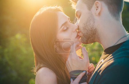 Foto de Primer plano de la joven pareja romántica es besarse - Imagen libre de derechos