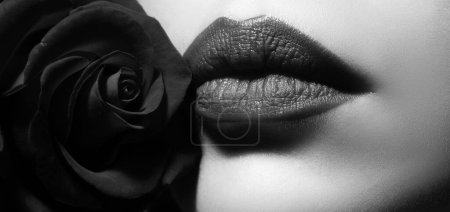 Foto de Detalle de maquillaje de labios rojos belleza. Hermosos labios de mujer con rosa - Imagen libre de derechos