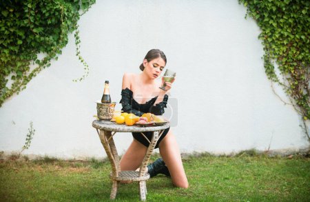 Foto de Mujer de verano, chica tropical de moda. Modelo femenino en un vestido de moda al aire libre - Imagen libre de derechos