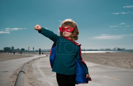 Concepto de niño superhéroe para la infancia, la imaginación y las aspiraciones. Concepto de poder de niño