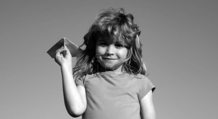 Foto de Niño con avión de papel en el día de verano. Niño soñando, lanzando avión de papel, avión de juguete - Imagen libre de derechos