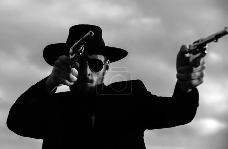 Se busca occidental. Vaquero con arma. Bandido americano, hombre occidental con sombrero. Oeste y armas