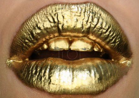 Téléchargez les photos : Fille sexy lèvres dorées, bouche dorée. Maquillage peau dorée éclatante. Maquillage brillant métallisé brillant à lèvres doré. Lèvres dorées - en image libre de droit