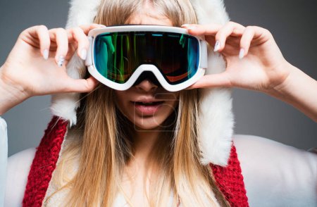 Foto de Retrato de mujer snowboarder o esquiadora con gafas de nieve. Chica en gafas de esquí - Imagen libre de derechos