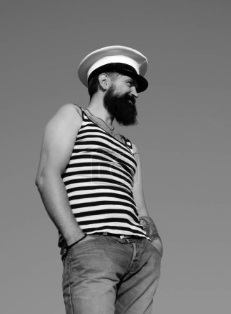 Téléchargez les photos : Capitaine barbu portant un chapeau. Amusant marin. Portrait de capitaine sérieux. Matelot barbu, matelot - en image libre de droit