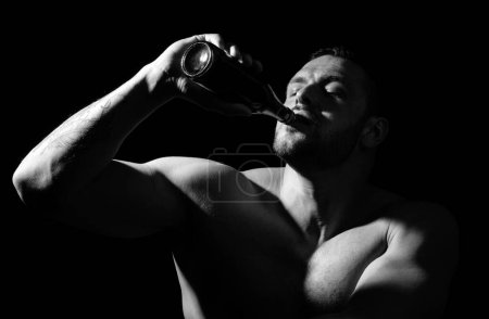Foto de Hombre con botella de cerveza, cara cerrada. Tipo borracho que tiene problemas de abuso de la adicción al alcohol, concepto de alcoholismo - Imagen libre de derechos