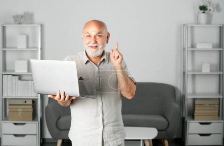 Foto de Hombre mayor maduro viendo entrenamiento de negocios, webinar en línea en computadora portátil, trabajo remoto. Hombre de negocios envejecido en videollamadas en chat virtual - Imagen libre de derechos