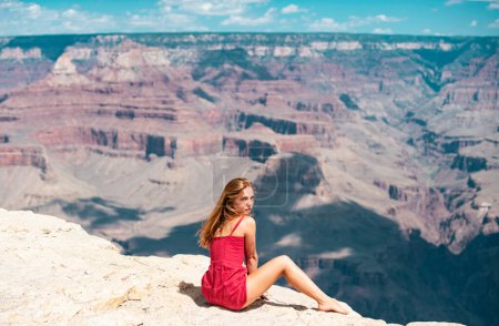 Téléchargez les photos : Concept voyage et aventure. États-Unis voyageant. Femme sur le grand canyon américain. Point de repère du Grand Canyon. Arizona paysages - en image libre de droit