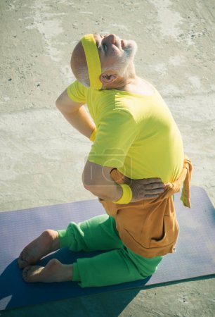 Foto de Concepto de yoga. Ponte en movimiento. Como los deportes. El viejo deportista deportivo divertido terminó su entrenamiento. Ocio activo - Imagen libre de derechos