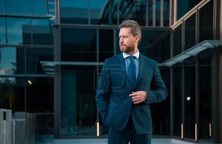 Téléchargez les photos : Portrait d'homme d'affaires devant un bureau moderne - en image libre de droit
