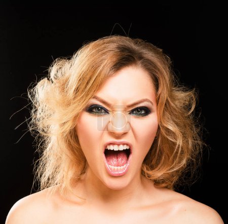 Foto de Maquillaje de moda femenina. Retrato de chica gritando. Mujer enojada. Gente emoción, sentimientos negativos - Imagen libre de derechos