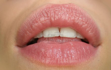Foto de Concepto de expresión de boca belleza. Primer plano de lápiz labial rojo en los labios - Imagen libre de derechos