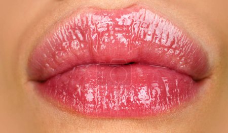 Schönheit Mundausdruck Konzept. Großaufnahme von rotem Lippenstift auf den Lippen. Nahaufnahme Hochglanz Luxus Mund, Glamour Lippe Konzept