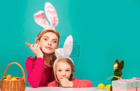 Téléchargez les photos : Mère et fille avec des oreilles de lapin. Famille de Pâques - en image libre de droit