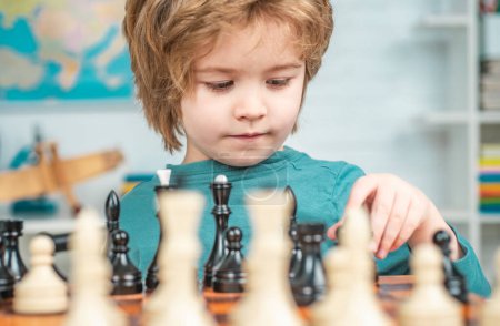 Téléchargez les photos : Stratégie d'échecs. Un gamin qui joue aux échecs. Enfant pensant - en image libre de droit