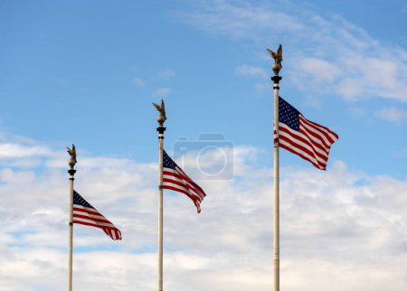 Foto de Votación electoral. Bandera americana en el cielo azul USA. Bandera ondeando. Día de la Independencia. 4 de julio. El concepto de bandera americana - Imagen libre de derechos