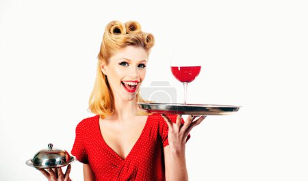 Foto de Presentación del vino. Pin hasta camarero con alcohol y bandeja de servicio. Restaurante que sirve - Imagen libre de derechos