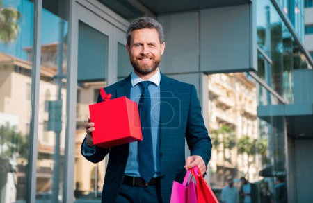 Foto de Hombre de negocios con bolsa de compras. Guapo sonriente confiado retrato de hombre de negocios - Imagen libre de derechos