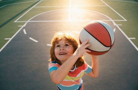 Foto de Niño jugando al baloncesto con la pelota de la cesta riendo y divirtiéndose, Vista superior - Imagen libre de derechos