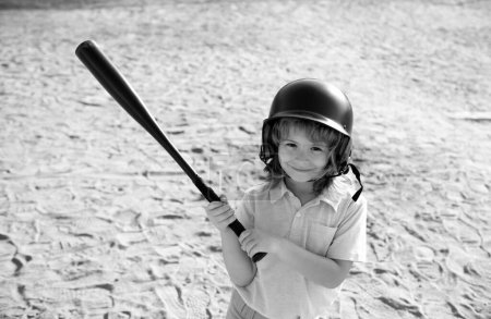Foto de Niño jugando béisbol. Bateador en la liga juvenil recibiendo un golpe. Niño golpeando una pelota de béisbol - Imagen libre de derechos