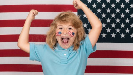 Téléchargez les photos : Petit patriote américain. Jour de l'indépendance 4 juillet. Enfant avec drapeau américain. Drapeau américain sur la joue des enfants. Enfant américain. drôle excité étonné enfants visage - en image libre de droit