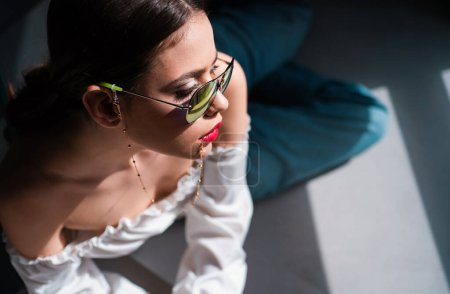 Foto de Gafas de sol de moda. Mujer joven con gafas. Modelo sensual chica posando - Imagen libre de derechos