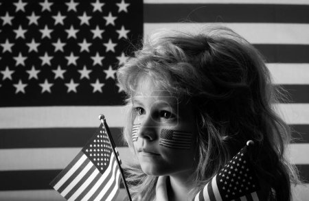 Téléchargez les photos : Petit patriote américain. Jour de l'indépendance 4 juillet. Enfant avec drapeau américain. Drapeau américain sur la joue des enfants - en image libre de droit