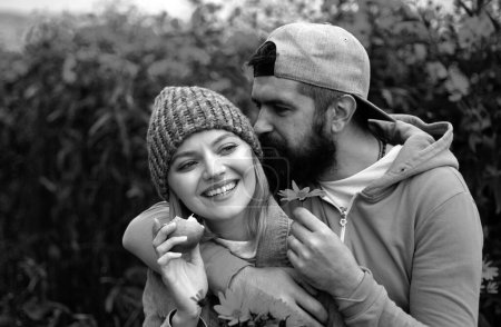 Téléchargez les photos : Portrait sensuel de jeunes couples amoureux dans le parc d'automne avec des flotteurs. Couple aimant embrasser et embrasser - en image libre de droit