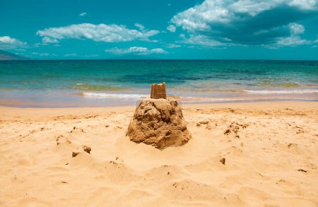 Téléchargez les photos : Château de sable. Fond marin, nature de plage tropicale d'été avec des rayons de soleil. Plage de sable, eau de mer avec espace de copie, concept vacances d'été - en image libre de droit