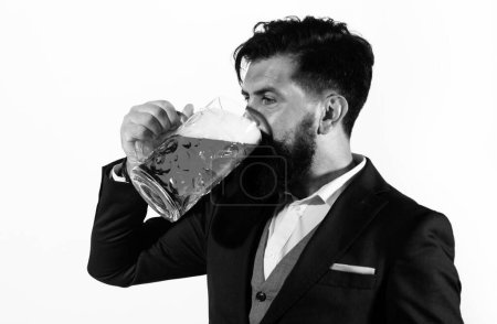 Foto de Hombre retro con una cerveza, bebidas alcohólicas. Chico bebiendo cerveza - Imagen libre de derechos