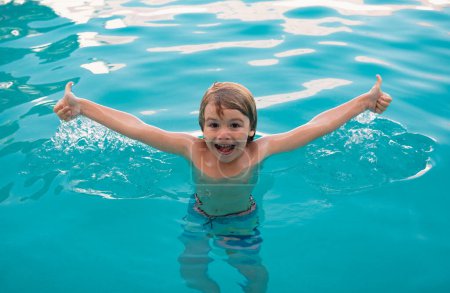 Foto de Niño en la piscina jugando en el agua. Vacaciones y viajes con niños. Los niños juegan al aire libre en verano - Imagen libre de derechos