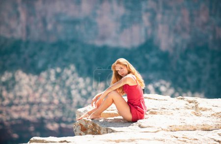 Femme insouciante au parc national du Grand Canyon. Concept de voyage et d'aventure