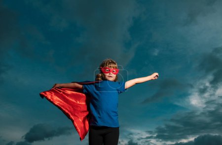 Kleiner kindlicher Superheld mit Heldenmantel. Erfolg, Motivationskonzept