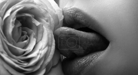 Téléchargez les photos : Lips with lipstick closeup. Beautiful woman lips with rose. Girl blowjob with tongue, vagina symbol. Oral sex - en image libre de droit