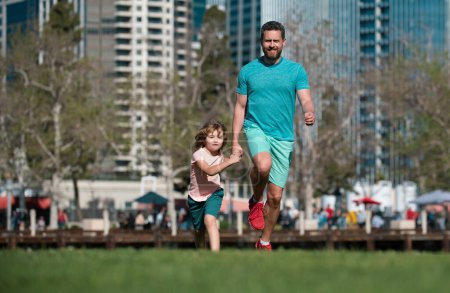 Foto de Padre e hijo corriendo en medio de la ciudad. Familias urbanas - Imagen libre de derechos