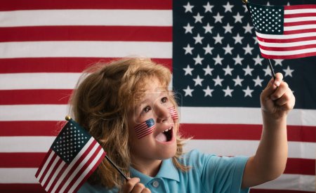 Téléchargez les photos : Child celebration independence day 4th of july. United States of America concept. Sign of american flag on child cheek. Memorial day - en image libre de droit
