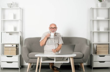 Foto de Anciano director general con una taza de té. Hombre caucásico maduro en casa. Retrato de un hombre de negocios de confianza en la oficina moderna. Trabajadora social senior, psicóloga - Imagen libre de derechos