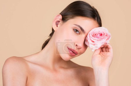 Belleza mujer spa con maquillaje natural y flores de rosas, belleza fresca modelo joven spa. Hermosa cosmética de bienestar femenina. Spa y bienestar, concepto de cuidado de la piel. Tratamiento facial