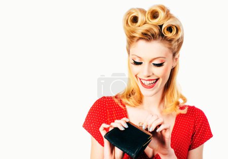 Foto de Mujer Pinup ahorrando dinero en una caja de dinero. Pin up chica en estilo vintage ama de casa - Imagen libre de derechos