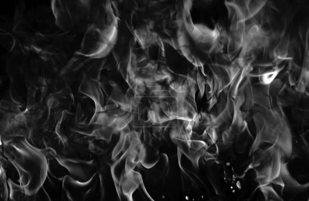Foto de Llama de fuego ardiendo y fuego brillando sobre fondo negro - Imagen libre de derechos