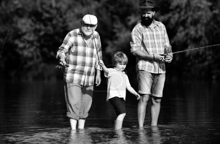 Vater, Sohn und Großvater angeln. Jung - Erwachsenenkonzept. Hobby und sportliche Aktivität. Großvater mit Sohn und Enkel amüsieren sich im Fluss