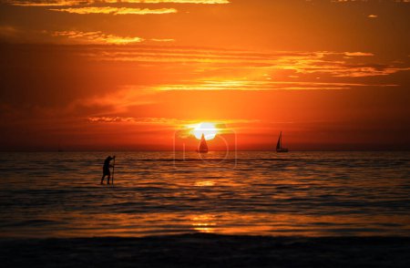Téléchargez les photos : Coucher de soleil dans la mer avec de beaux nuages. Paysage marin du lever du soleil - en image libre de droit