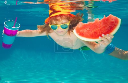Foto de Summer kids portrait in pool water. Kid boy swimming underwater on the beach on sea in summer. Blue ocean water. Child boy swimming in pool - Imagen libre de derechos
