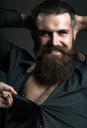 Téléchargez les photos : Homme barbu macho. Beau mâle barbu. Concept de parfum - en image libre de droit