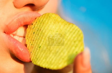 Foto de Primer plano chica boca con placer come patatas fritas - Imagen libre de derechos